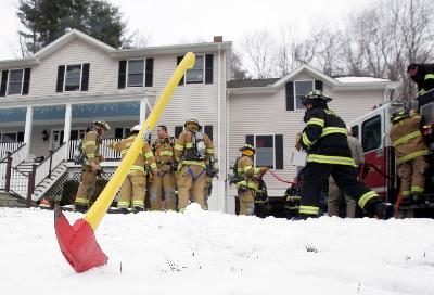 12/25/09 GBFD mutual aid to Croton Falls FD picture by Frank Becerra Jr. / The Journal News